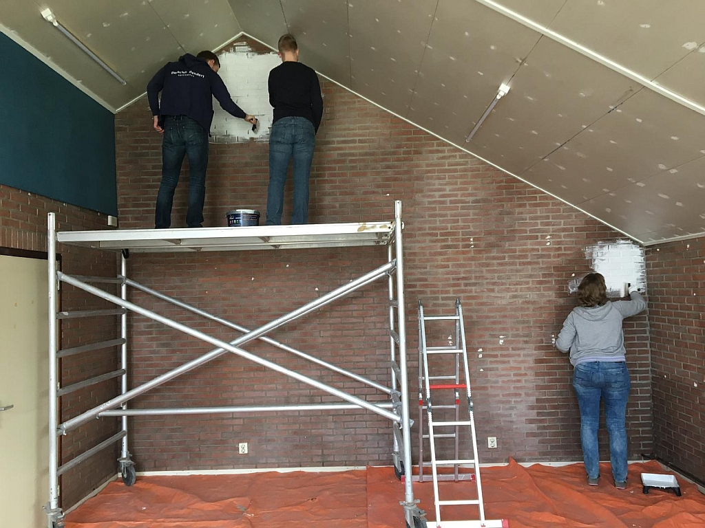 Aan het werk op de steiger